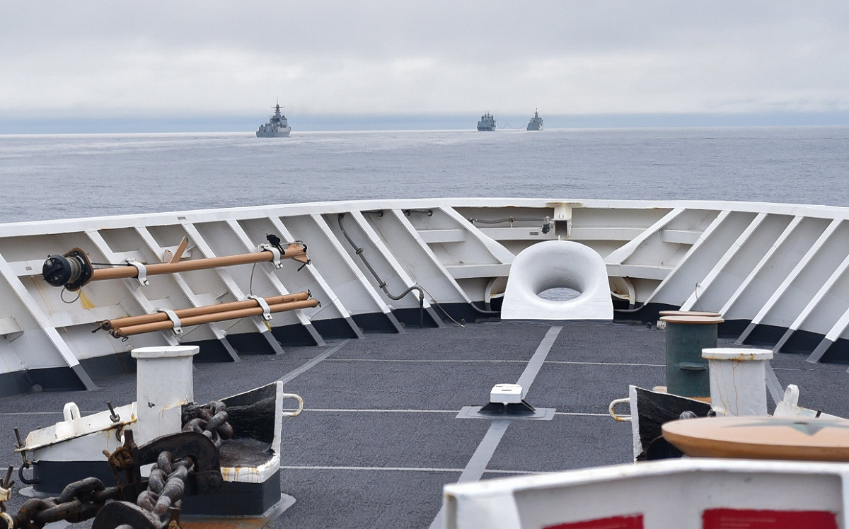 美國國防部「Dvidshub」網站發布從海岸防衞隊巡邏艦「巴索夫號(USCGC Bertholf WMSL-750)」上看到的中國解放軍海軍特遣隊。圖片為刪除前陸媒截圖。 圖：翻攝環球網