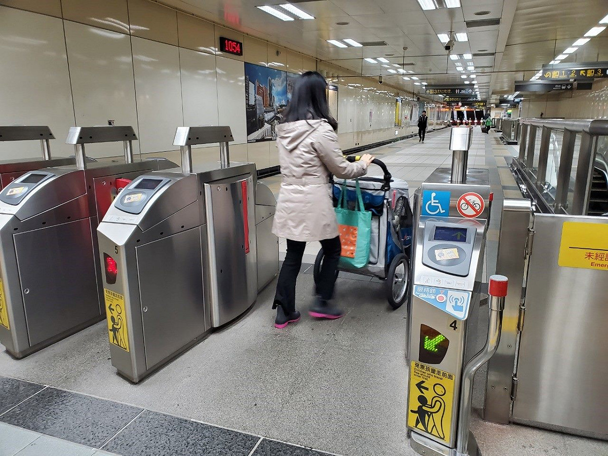 台北捷運公司表示，將自9/15起擴大開放大型寵物車搭捷運。 圖：北捷／提供(資料照)