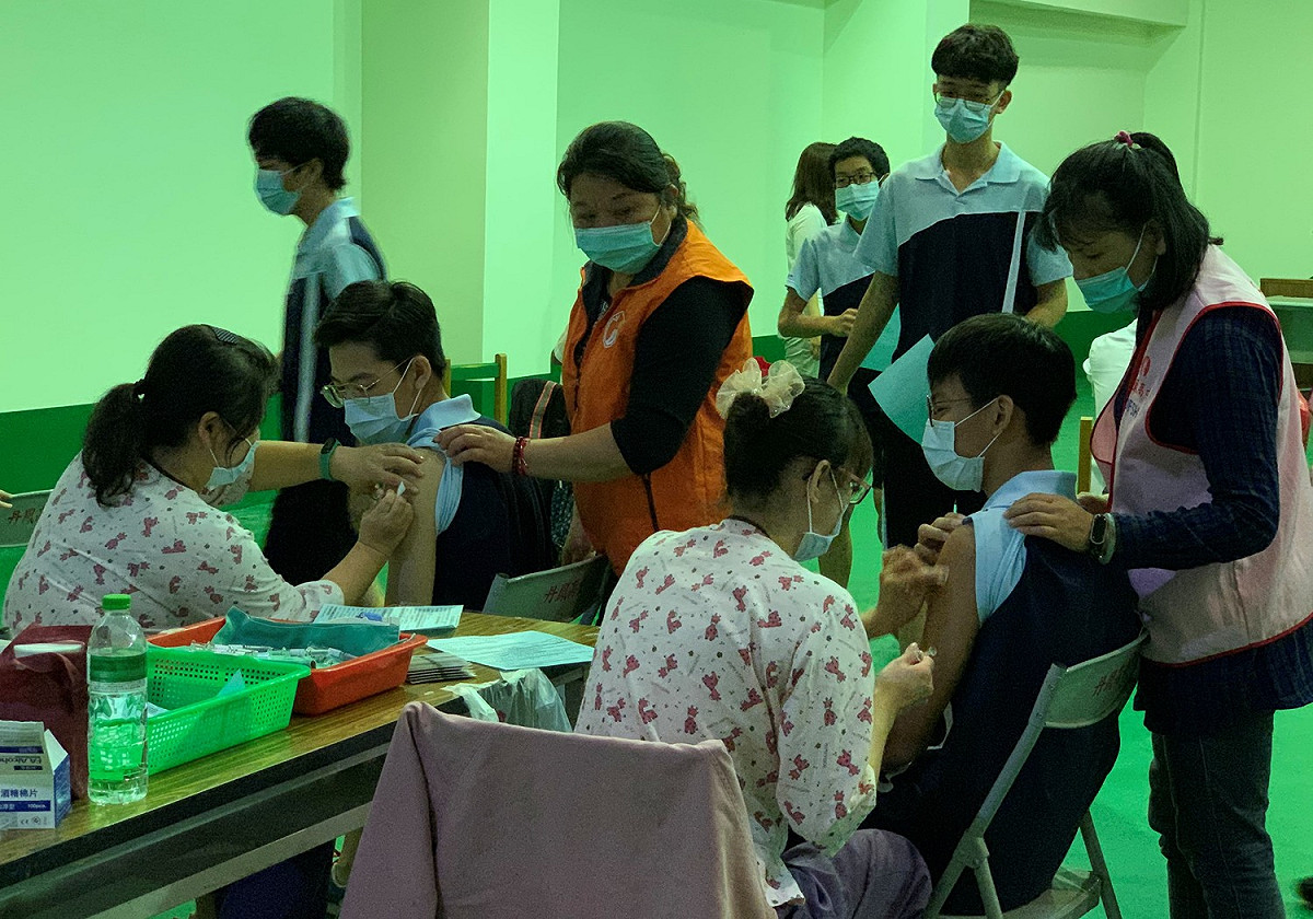 新北市國高中生9/22起接種BNT疫苗。(圖為學生接種疫苗示意照) 圖：新北市教育局／提供