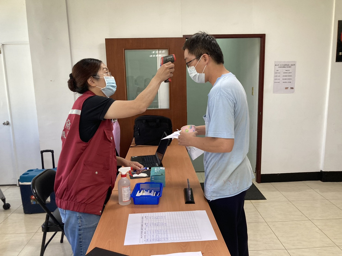 前來參加課程的屠宰人員及司機接要量體溫及消毒。 圖：新北市動保處提供
