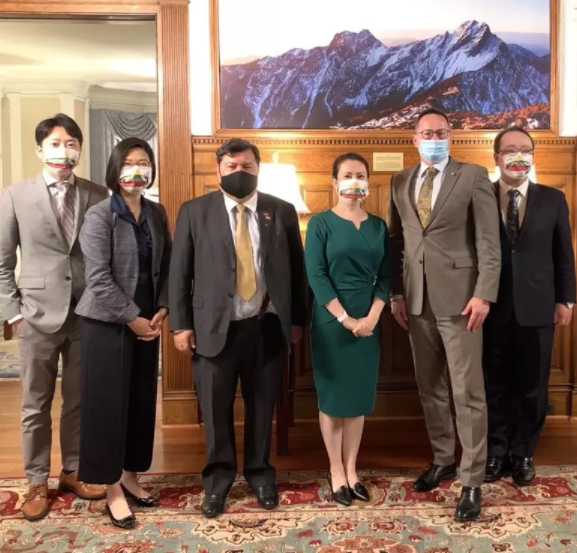 蕭美琴（右三）12日在雙橡園接待立陶宛國會外交委員會主席帕維里歐尼斯（右二）。 圖：駐美代表處提供