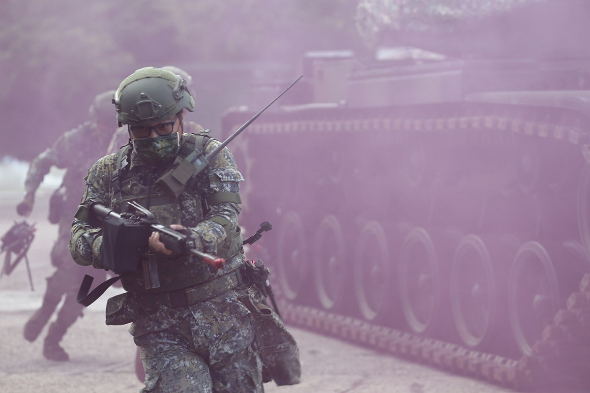 漢光37號演習進入第2天，關指部聯兵一營實施淡水河防縮短距離演練。 圖:軍聞社提供。