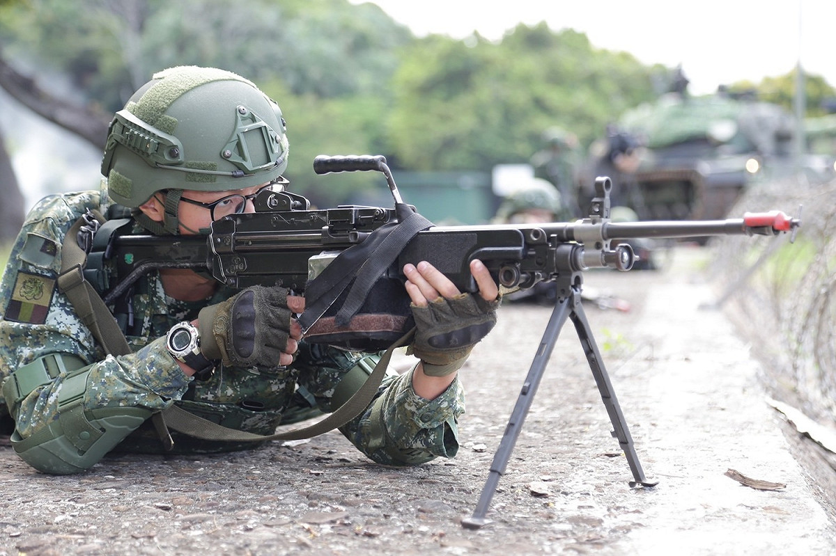 漢光37號實兵演習第2天，陸軍關指部聯兵一營官兵運用各型火力，模擬向敵船團實施攻擊。 圖:軍聞社提供。