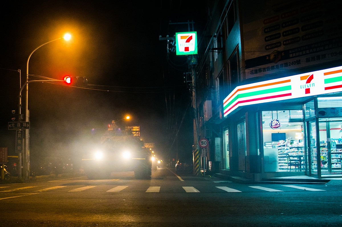 國軍漢光37號演習第2日，第二作戰區「夜間戰術機動」課目在花蓮舉行，戰車營機動前往戰術位置。 圖:軍聞社提供