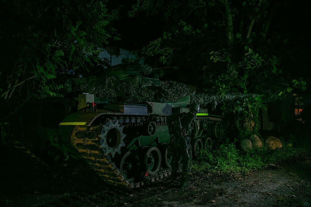 國軍漢光37號演習第2日，第二作戰區「夜間戰術機動」課目在花蓮舉行，到達戰術位置後，官兵執行部隊防空作為。 圖:軍聞社提供