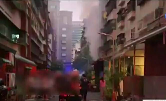 高雄前鎮一棟公寓清晨冒出濃煙，嚇壞附近住家。 圖：翻攝畫面