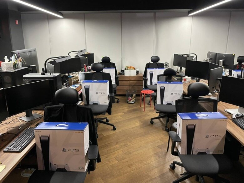 慶祝《Project Eve》登陸PS5，SHIEF UP執行長金亨泰豪邁地送給公司同仁一人一台PS5遊戲主機！ 圖：翻攝自Inven