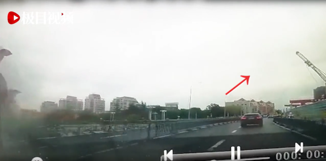 高壓旋噴樁朝轎車倒下。 圖：翻攝自「极目视频」