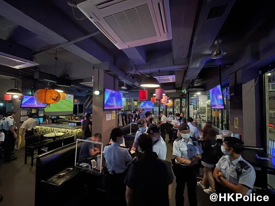 港警進入娛樂場所查緝。 圖：翻攝自香港警察臉書