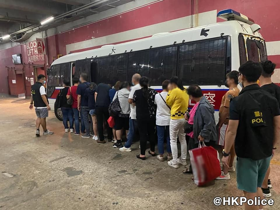 港警將涉及黑幫活動的人員送上警車。 圖：翻攝自香港警察臉書