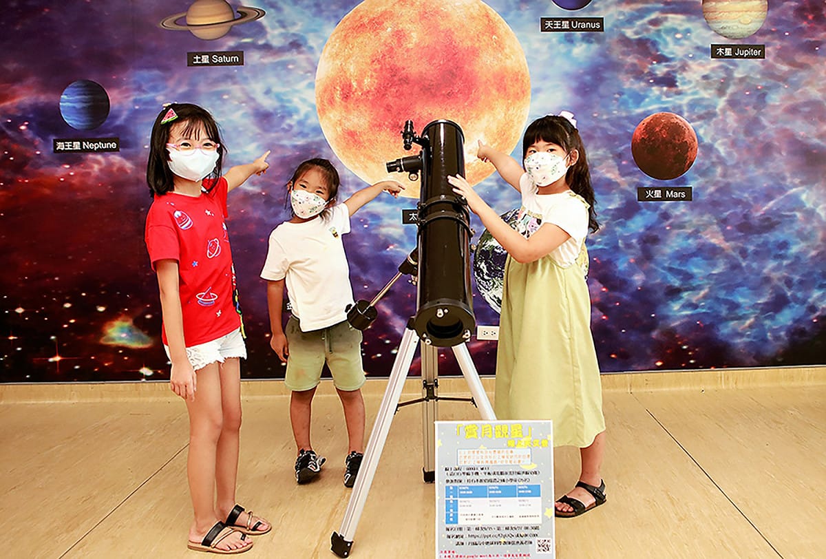 新北市立圖書館蘆洲長安分館推出免費「賞月觀星」線上天文營，歡迎小朋友踴躍報名。 圖：新北市立圖書館/提供