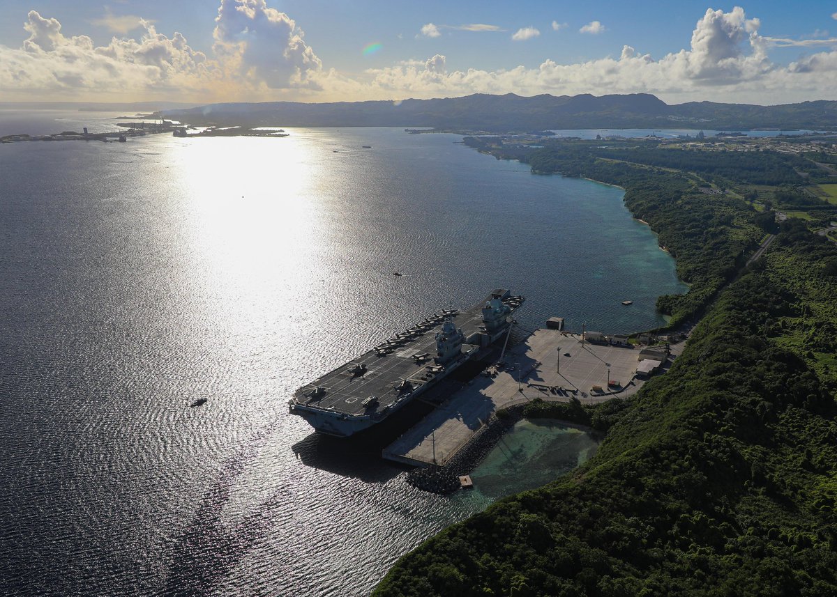 伊麗莎白女王號航空母艦最新動態，停靠美軍關島基地整補維護。 圖：翻攝 HMS Queen Elizabeth推特
