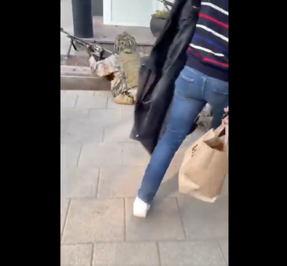 拉脫維亞未將演習區域拉封鎖線，民眾可任意經過。 圖：翻攝自環球網