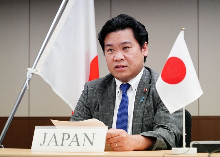日本外務省13日向6個東南亞國家的海外公民發出恐襲警報。圖為外務大臣鷲尾英一郎 圖：翻攝日本外務省推特