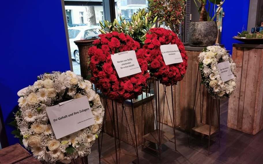 朱學恒送花環隔海嗆「歡迎提告」 謝志偉：阮是開拓者 不是憨奴才