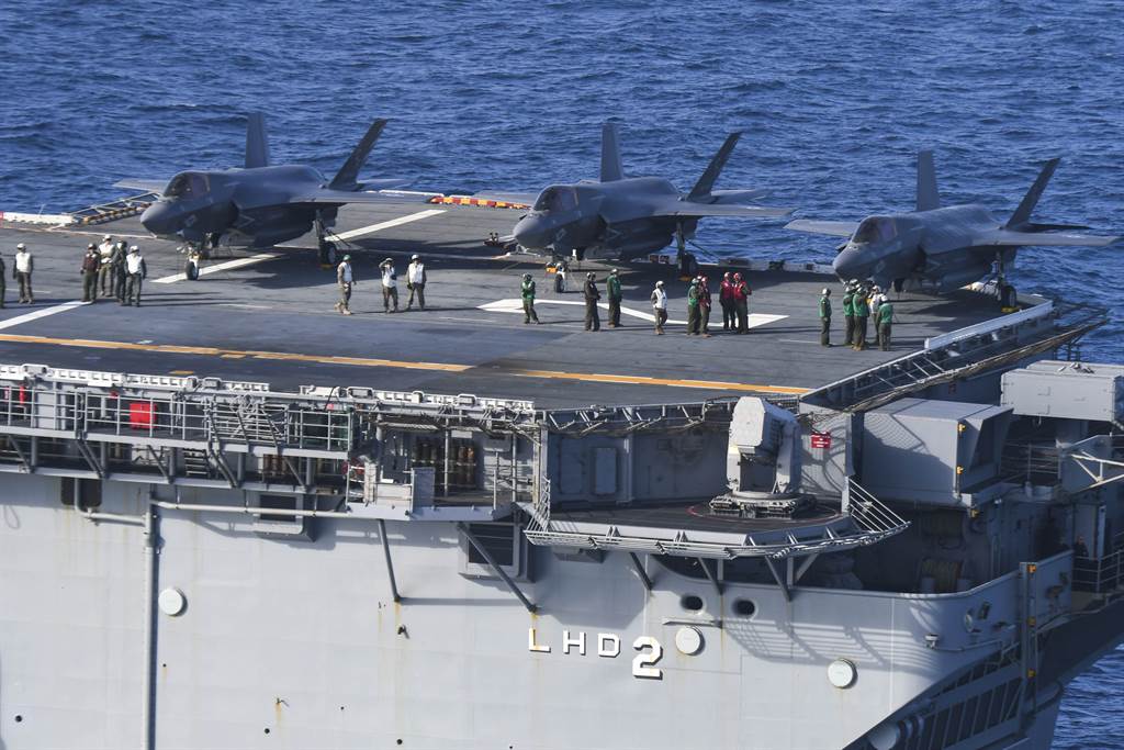 可搭載F-35B攻擊機的美軍「胡蜂級」兩棲攻擊艦「艾塞克斯號(LHD-2)」AGE遠征部隊進入阿拉伯海域；接替原先部署在此區域、協助阿富汗撤軍的「硫磺島號」AGE。 圖：翻攝美國海軍官網(資料照片)