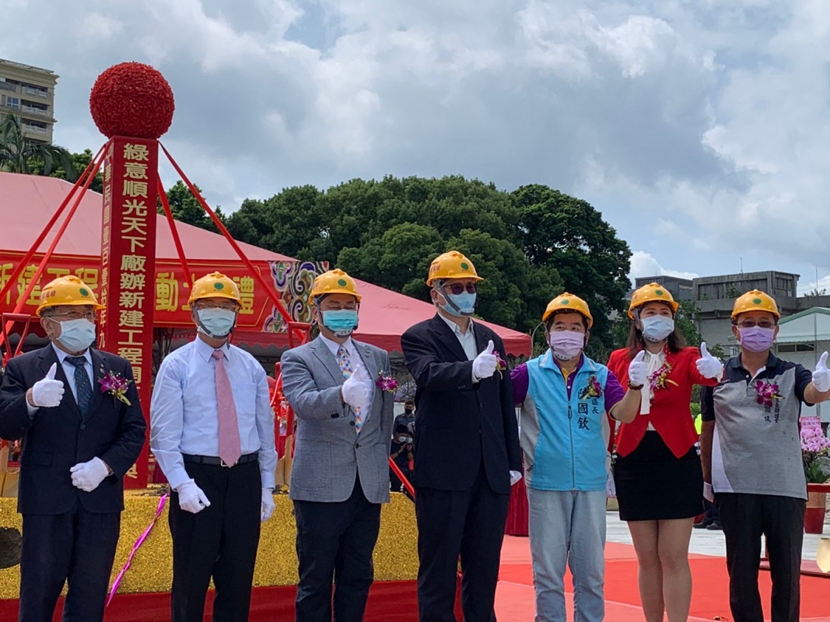 綠意順光天下動土典禮，左起二為綠意開發董事長許燈城、順光公司總經理林志宏、經發局副局長林敬榜。 圖：新北市經發局提供