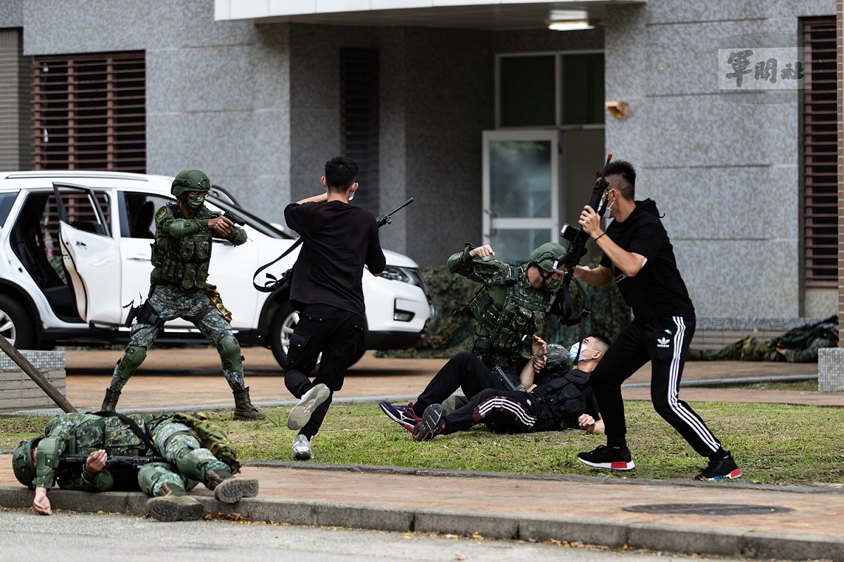 漢光37號演習進入第2天，憲兵圍殲逃竄之敵。 圖:軍聞社提供