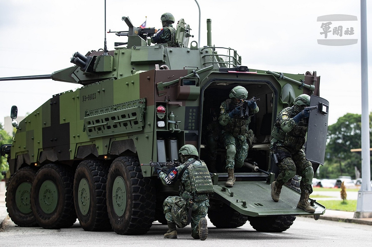 漢光37號演習進入第2天，CM34甲車搭載憲兵準備下車戰鬥，掃蕩突入敵特攻人員。 圖:軍聞社提供