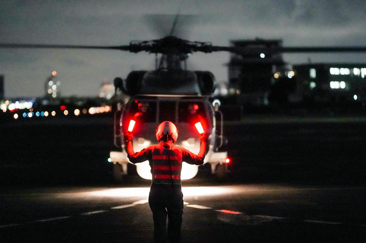海軍反潛航空大隊反潛直升機S-70C(M)夜間航訓及「熱加油」戰備演訓。 圖：翻攝中華民國海軍