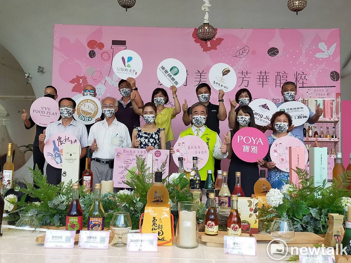 農糧署與POYA寶雅共同精選出15支農村美酒，選在臺中國家歌劇院內的好樣食藝餐廳舉辦記者會。 圖：唐復年/攝