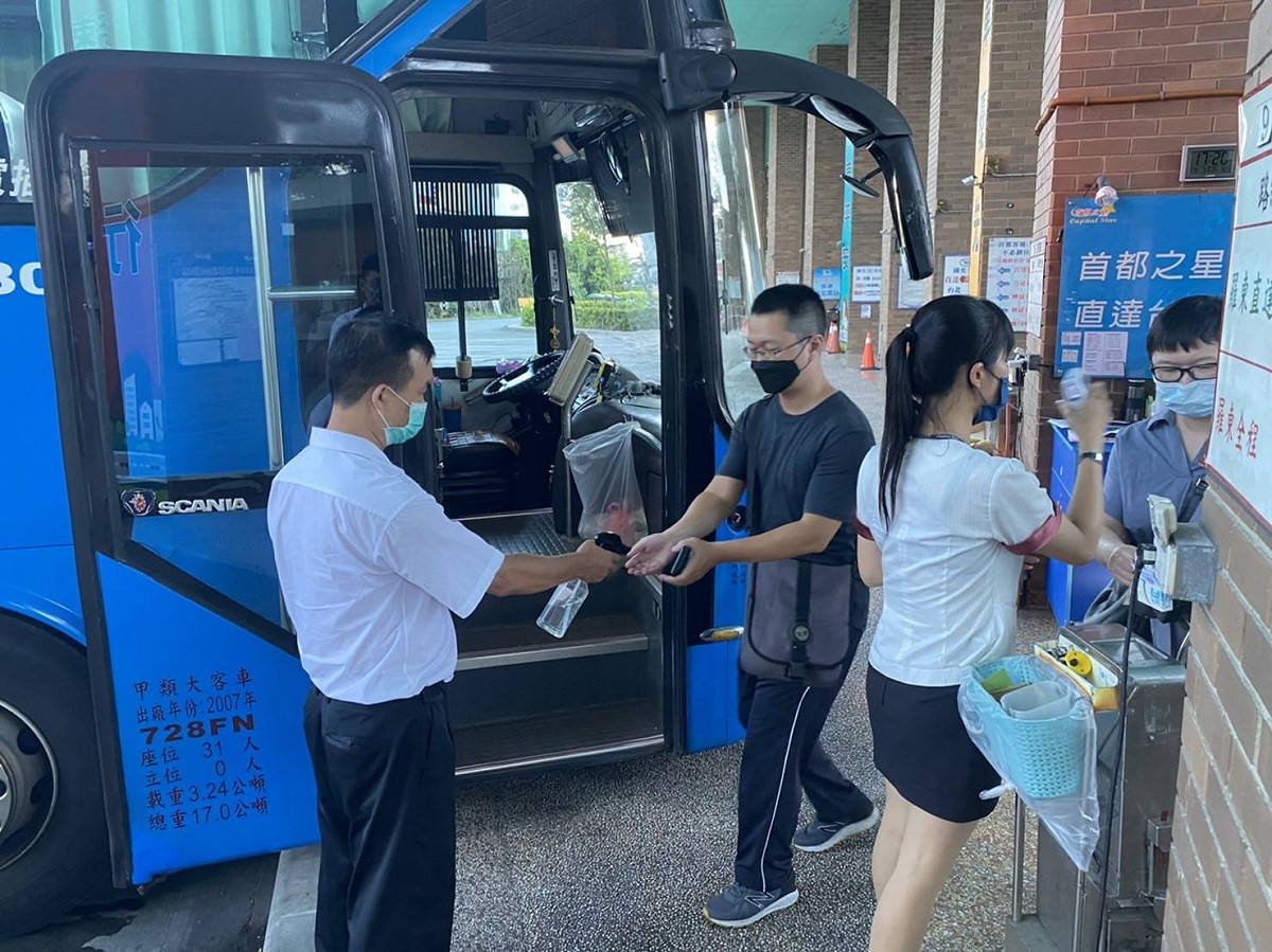 臺北及首都客運協助前往搭車的乘客，因應各項防疫警戒措施。 圖：臺北及首都客運提供