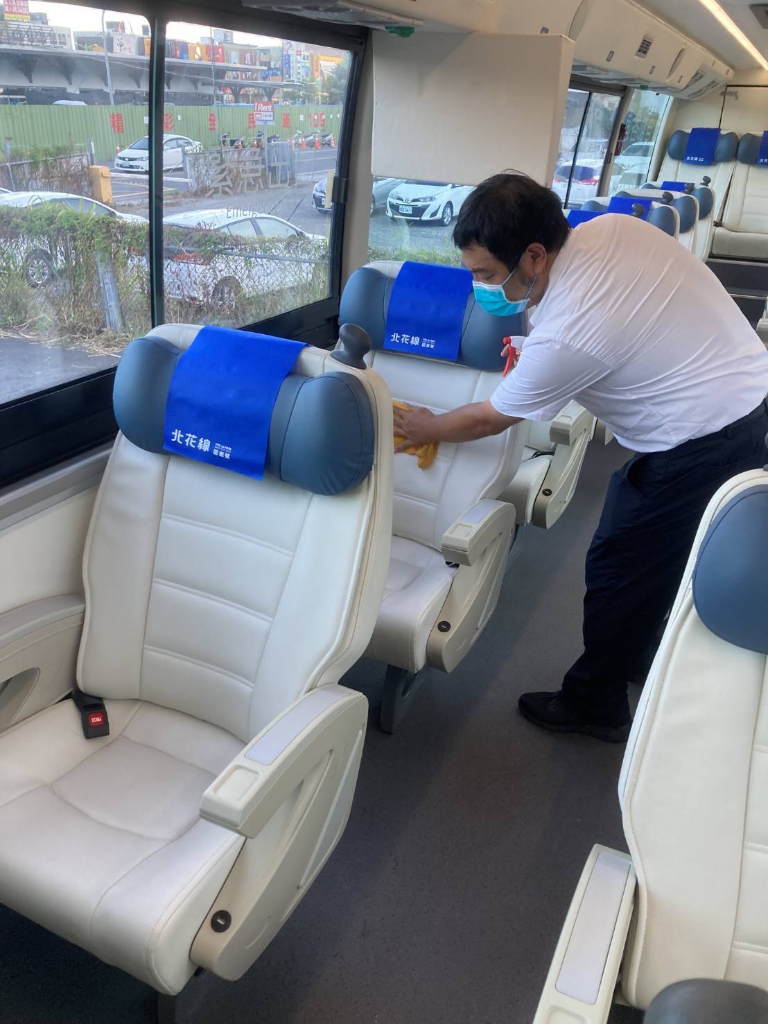 臺北及首都客運全面加強車子內外清潔消毒。 圖：臺北及首都客運提供