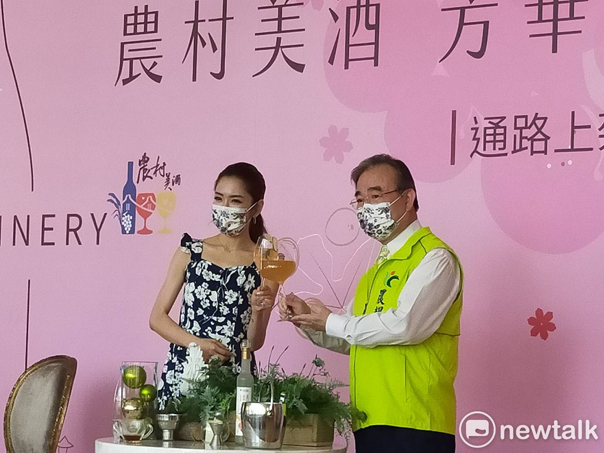 楊千霈與胡中一共同推薦農村美酒。 圖：唐復年/攝