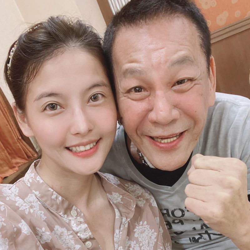 已逝資深藝人龍劭華和王樂妍（左）在《美麗人生》劇中飾演父女。 圖：王樂妍提供