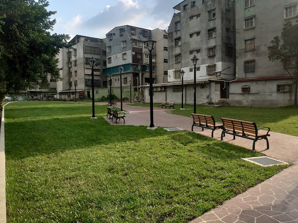 綠地內增設公園燈供照明使用。 圖：板橋區公所提供