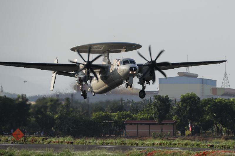 國軍漢光37號演習佳冬戰備跑道戰機起降15日清晨登場，圖為E-2K預警機在跑道完成整補作業後起飛。 圖:中央社