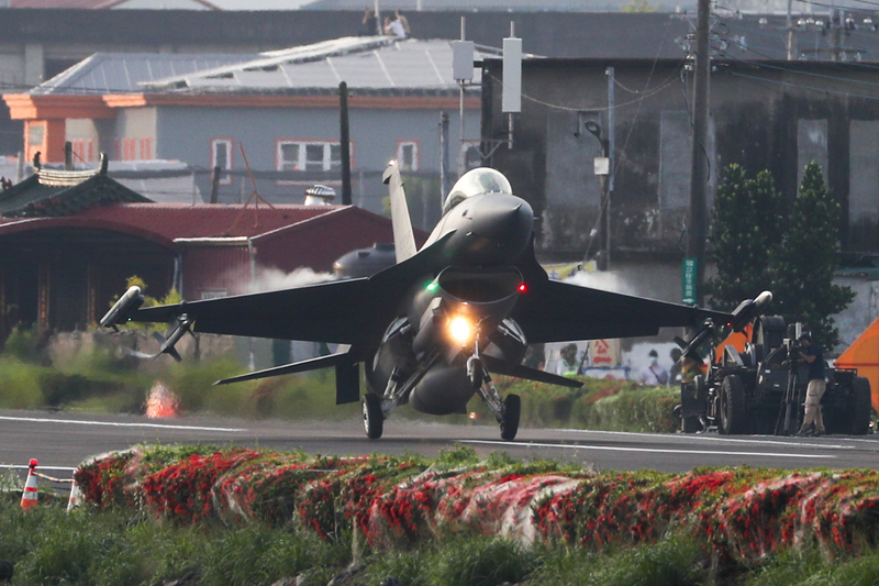 F-16V戰機佳冬戰備跑道順利降落國軍漢光37號演習佳冬戰備跑道戰機起降15日清晨登場，圖為F-16V戰機順利降落。 圖:中央社