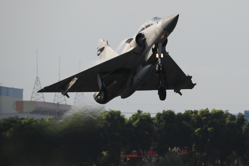 國軍漢光37號演習佳冬戰備跑道戰機起降15日清晨登場，圖為幻象2000戰機在跑道完成整補作業後迅速升空，順利完成起降演練。 圖:中央社