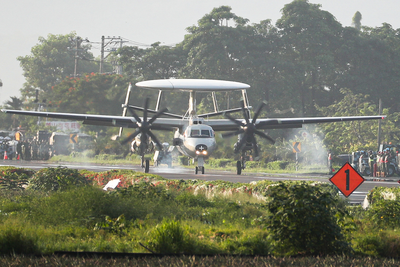 E-2K預警機佳冬戰備跑道順利降落國軍漢光37號演習佳冬戰備跑道戰機起降15日清晨登場，圖為E-2K預警機順利降落。 圖:中央社