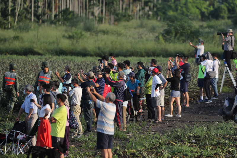 國軍漢光37號演習佳冬戰備跑道戰機起降15日清晨登場，國軍主力戰機IDF經國號、F-16V（Block20）、幻象2000戰機都參與操演，近距離起降的畫面吸引大批民眾到場拍攝。 圖:中央社