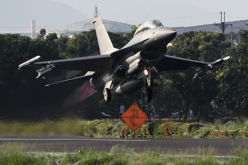 F-16V戰機佳冬戰備跑道起飛國軍漢光37號演習佳冬戰備跑道戰機起降15日清晨登場，圖為F-16V戰機在跑道完成整補作業後迅速升空，展現堅強戰力。 圖:中央社