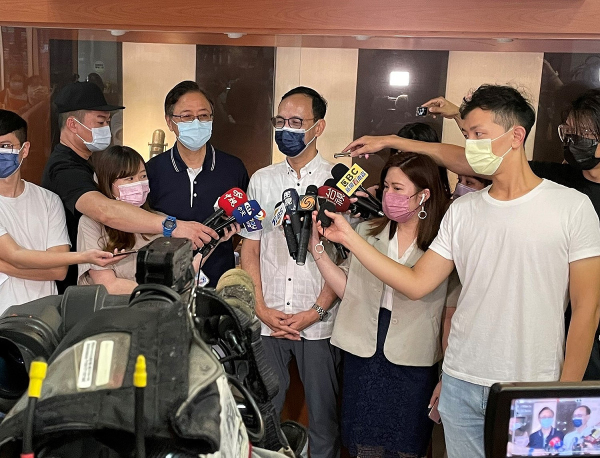 國民黨主席候選人朱立倫日前邀請前行政院長張善政(左四)同台出席活動。 圖：朱立倫辦公室/提供（資料照）