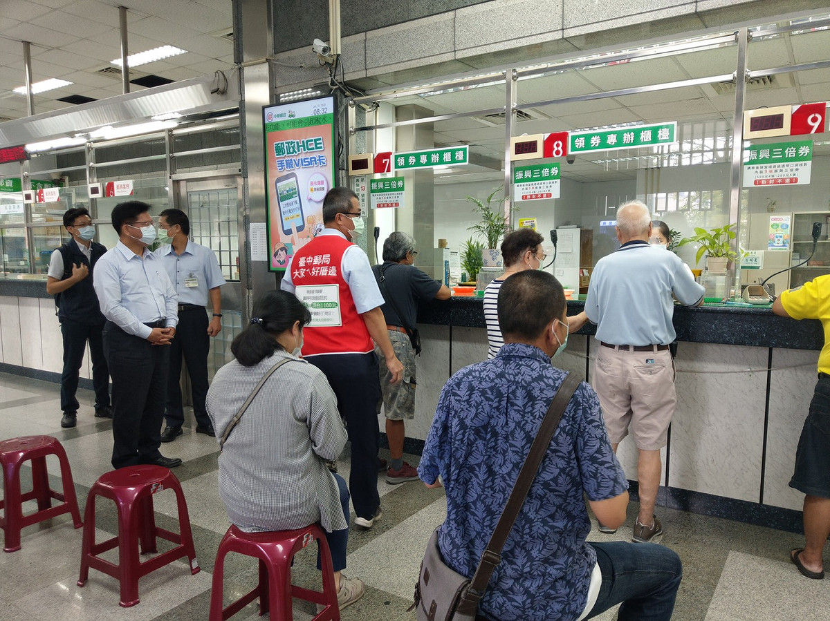 為方便民眾領取五倍券，郵局10/16、10/23兩個週六將調整為全日營業（資料照）。 圖：交通部/提供