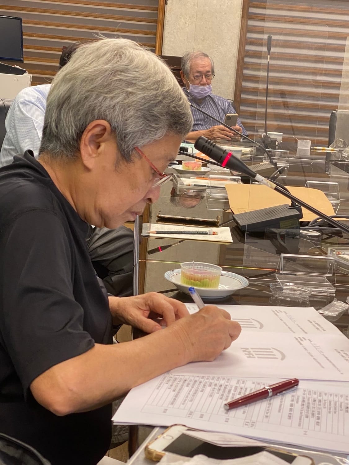前獨盟歐洲本部主席何康美與前台灣獨立建國聯盟主席張燦鍙13日將一批海外台獨運動檔案資料，捐給國立台灣歷史博物館。 圖：何康美／提供