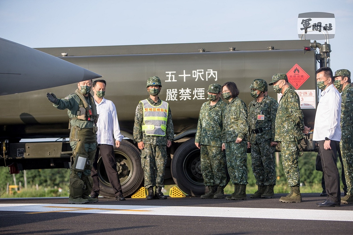 漢光37號實兵演習第3天，三軍統帥蔡英文總統在佳冬戰備道視導。 圖:軍聞社提供