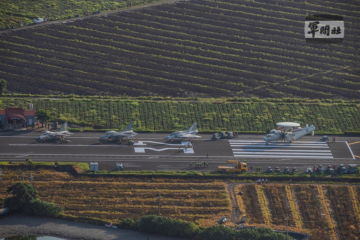 漢光37號實兵演習第3天，佳冬戰備道上包含有IDF、F-16V、幻象2000及E-2K等四型機。 圖:軍聞社提供
