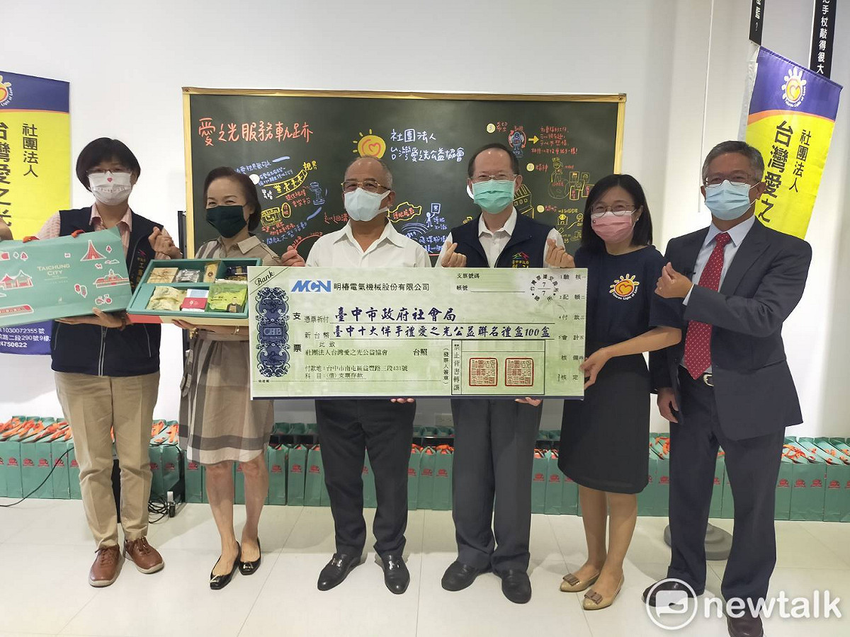 明椿機械董事長魏大椿（左三）加購100盒送給臺中市愛心食物銀行志工，感謝志工長期為弱勢付出的辛勞。 唐復年/攝