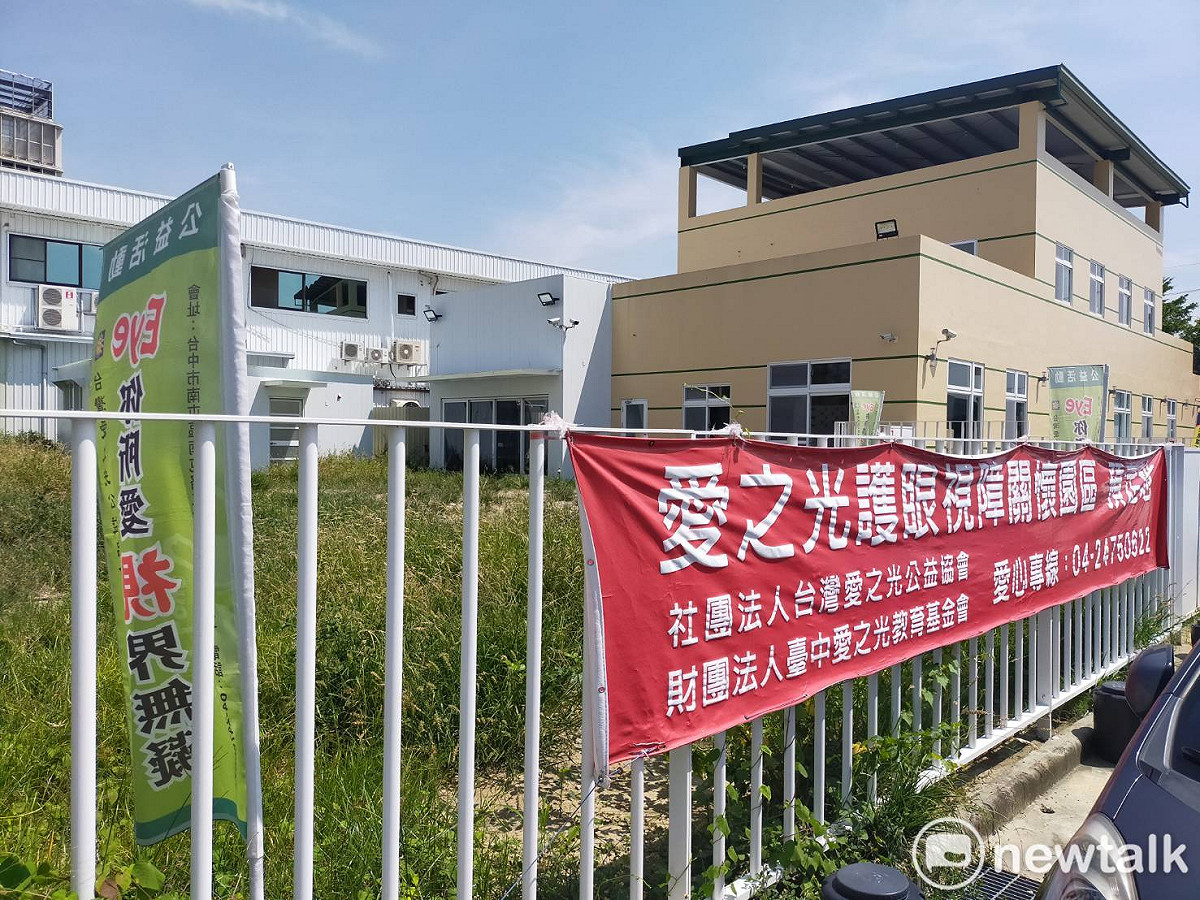 社團法人臺灣愛之光公益協會籌建園區仍有資金缺口，這次販售十大伴手禮精選禮盒，有了50萬元收入可以付款給營建廠商。 唐復年/攝