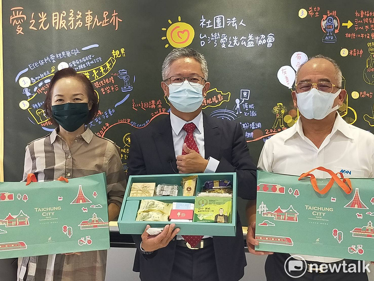 臻品中醫診所院長陳勇利博士（中）要把十大伴手禮精選禮盒推到全世界。 唐復年/攝