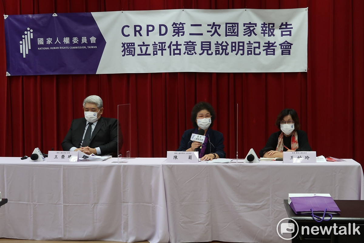 國家人權委員會15日舉行「身心障礙者權利公約（CPRD）第二次國家報告之獨立評估意見」公布記者會。出席者包括委員王榮璋、主委陳菊、委員王幼玲（由左至右） 圖：林朝億/攝