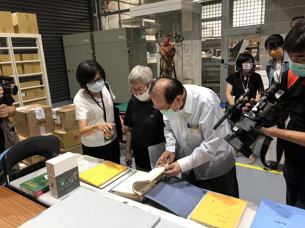 前台灣獨立建國聯盟主席張燦鍙與獨盟歐洲本部前主席何康美，13日將36箱台獨聯盟檔案資料捐贈給國立台灣歷史博物館。 圖：台灣歷史博物館／提供