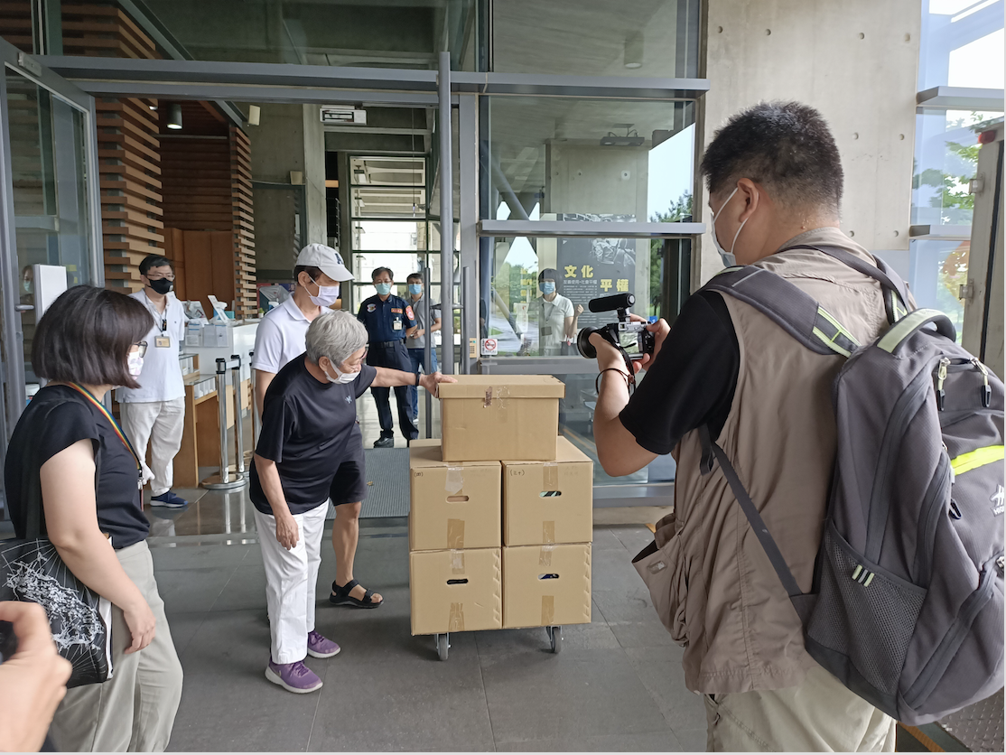 何康美與台灣歷史博物館方處理捐贈檔案資料事宜。 圖：台灣歷史博物館／提供