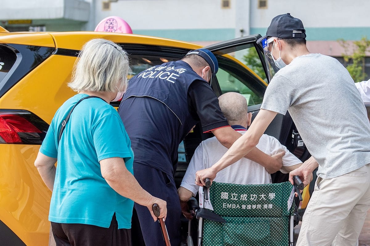 桃園市政府提供愛心計程車及輪椅等貼心服務，讓長者安心接種疫苗。 圖：桃園市政府/提供