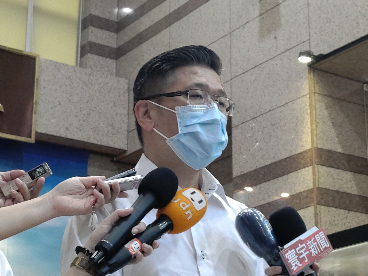 江啟臣推薦的國民黨中央選監委員陳明義，說明撤銷張亞中決議的狀況。 圖：黃建豪/攝（資料照）