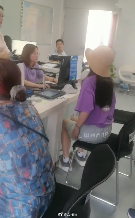 網友貼出照片，但有人質疑是否為舊照，因照片畫質低，且工作人員都沒戴口罩。 圖：翻攝自微博